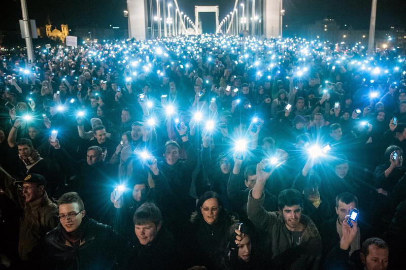 Móricz Sabján Simon, Népszabadság: Netadó tüntetés