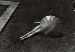 Martin Munkacsi - Akt napernyővel, 1935