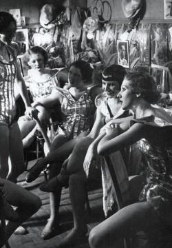 Brassai: Folies Bergere 1932