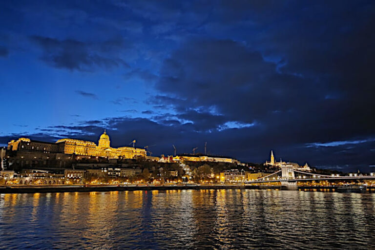 Budapest night photography - blue hour photography tips