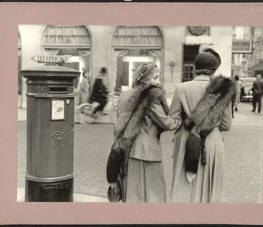 Magnum’s First – Elsők – kiállítás New Bond Street, London, Nagy-Britannia, 1953. © Inge Morath / Magnum Photos
