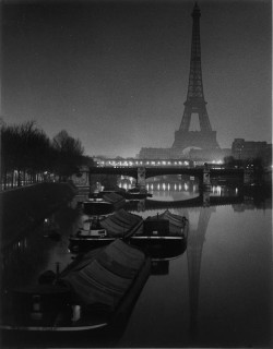 Brassai: Az Eiffel torony holdfényben 1932