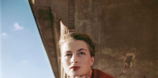 Portré fotózás jótanácsok Robert Capa, Capucine francia modell és színésznő az erkélyen, Róma, 1951.