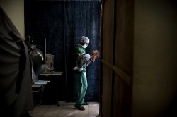 Ahol 8 millió emberre egy magyar szemorvos jut